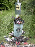 HUNDEKOT IN MUELLTONNE