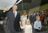 Fürst Hans Adam von Liechtenstein mit Gattin un dEnkelkindern, 2003