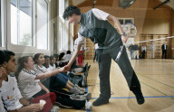 Play for Peace: Simon Ammann mit Kindern 2005