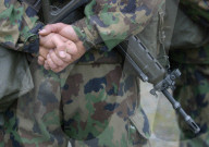 MILITAER, VERSCHLOSSENEN HAENDE IN DER RUHESTELLEUNG EINES SOLDATEN MIT MASCHINENGEWEHR STGW90