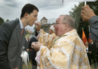 Alois von Liechtenstein empfängt von Bischof Haas die heilige Kommunion, 2003