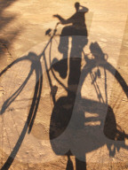 SELBSTPORTRAIT AUF DEM VELO