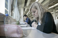 STUDENTEN AUF DEM CAMPUS DER UNI ST. GALLEN AM LERNEN