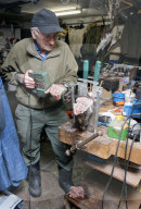Tierpräperator Alois Faessler bei der Arbeit, 2004