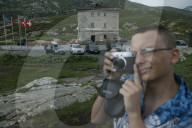 Tourist fotografiert auf dem San Bernardino, 2003
