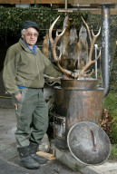 Tierpräperator Alois Faessler bei der Arbeit, 2004