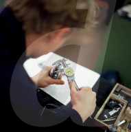 Lehrling der Swiss Mechanik vermisst ein CNC Frässtück, 2002