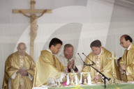 Bischof Haas und Pfarrer Kellenberger zelebrieren Messe am nationalfeiertag in Vaduz, 2005