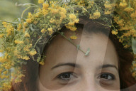 Junge Griechin mit Blumenkranz, 2004