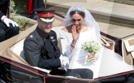PEOPLE - Royal Wedding: Das frischgebackene Hochzeitspaar fährt mit der Kutsche davon