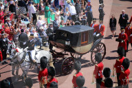 PEOPLE - Royal Wedding: Das frischgebackene Hochzeitspaar fährt mit der Kutsche davon