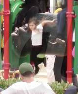 EXKLUSIV - Klein Penelope braucht Mami's Trost nach Sturz auf Spielplatz