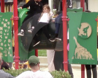 EXKLUSIV - Klein Penelope braucht Mami's Trost nach Sturz auf Spielplatz