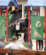 EXKLUSIV - Klein Penelope braucht Mami's Trost nach Sturz auf Spielplatz
