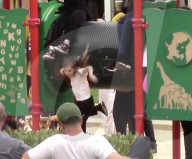 EXKLUSIV - Klein Penelope braucht Mami's Trost nach Sturz auf Spielplatz