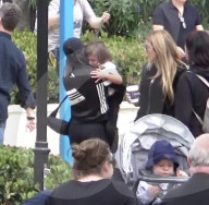 EXKLUSIV - Klein Penelope braucht Mami's Trost nach Sturz auf Spielplatz