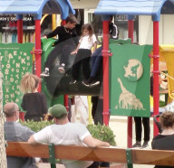 EXKLUSIV - Klein Penelope braucht Mami's Trost nach Sturz auf Spielplatz