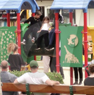 EXKLUSIV - Klein Penelope braucht Mami's Trost nach Sturz auf Spielplatz