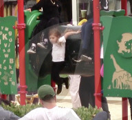 EXKLUSIV - Klein Penelope braucht Mami's Trost nach Sturz auf Spielplatz