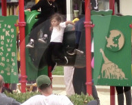 EXKLUSIV - Klein Penelope braucht Mami's Trost nach Sturz auf Spielplatz
