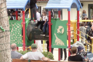 EXKLUSIV - Klein Penelope braucht Mami's Trost nach Sturz auf Spielplatz