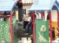 EXKLUSIV - Klein Penelope braucht Mami's Trost nach Sturz auf Spielplatz