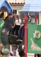 EXKLUSIV - Klein Penelope braucht Mami's Trost nach Sturz auf Spielplatz