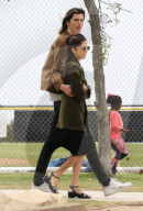 EXKLUSIV - Dylan Brosnan geniesst einen romantischen Spaziergang mit Avery Wheless