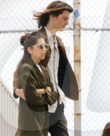 EXKLUSIV - Dylan Brosnan geniesst einen romantischen Spaziergang mit Avery Wheless