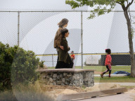 EXKLUSIV - Dylan Brosnan geniesst einen romantischen Spaziergang mit Avery Wheless