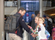 EXKLUSIV - Jason Priestley fliegt mit seiner Kinderschar in die Ferien