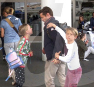 EXKLUSIV - Jason Priestley fliegt mit seiner Kinderschar in die Ferien