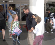 EXKLUSIV - Jason Priestley fliegt mit seiner Kinderschar in die Ferien