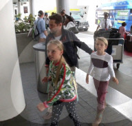 EXKLUSIV - Jason Priestley fliegt mit seiner Kinderschar in die Ferien