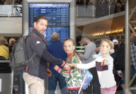 EXKLUSIV - Jason Priestley fliegt mit seiner Kinderschar in die Ferien
