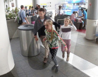 EXKLUSIV - Jason Priestley fliegt mit seiner Kinderschar in die Ferien