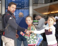 EXKLUSIV - Jason Priestley fliegt mit seiner Kinderschar in die Ferien