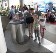 EXKLUSIV - Jason Priestley fliegt mit seiner Kinderschar in die Ferien