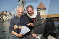 Regisseur Herbert Fritsch, Hans Schenker werben mit Tausendernote für das Stück "Der Geizige"; 2005