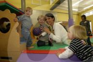 Anita Hodel Buri und ihr Sohn Jeremy bei Gymboree; 2005