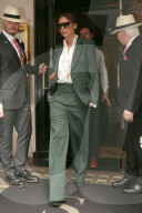 PEOPLE - Ganz in Grün: Victoria Beckham besucht ihren Laden in der Dover Street 