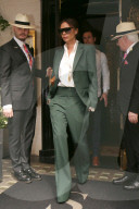 PEOPLE - Ganz in Grün: Victoria Beckham besucht ihren Laden in der Dover Street 