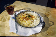 Käserösti und ein Glas Wein