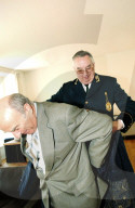 Bundesweibel Seydoux hilft Bunderat Merz in den Mantel, 2005