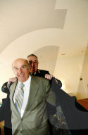 Bundesweibel Seydoux hilft Bunderat Merz in den Mantel, 2005