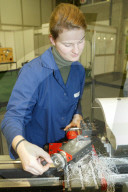 Frau an Drehbank
