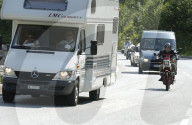 Grimsel 2004: Motorrad überholt Wohnmobil