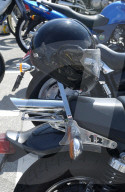 Schwarzer Helm auf Motorrad, 2004
