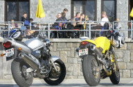 Grimsel 2004: Motorräder vor Gartenrestaurant