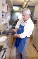 Max Binder, Nationalratspräsident beim Kochen, 2004